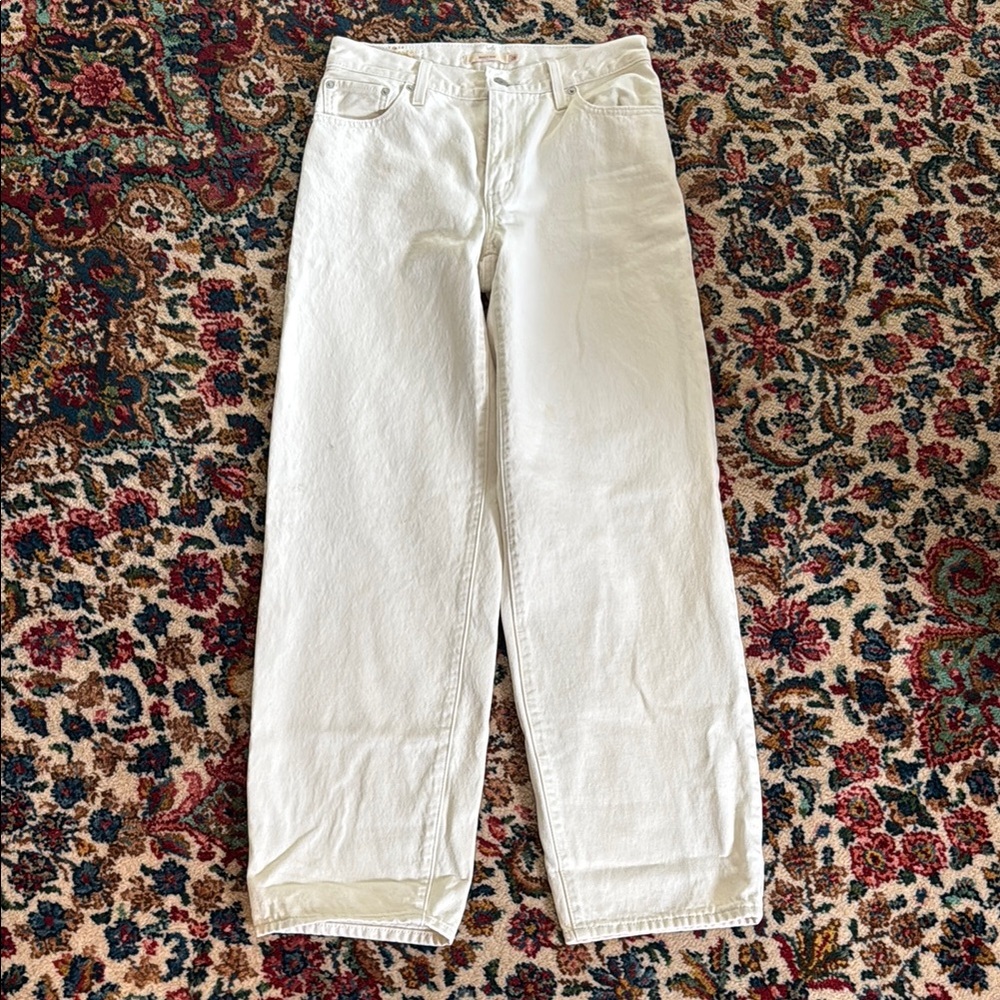 Levi’s Baggy Dad Barely Freezing Cream Colored Off White Jeans